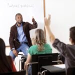 abogado-asesorando-a-docente-en-oficina