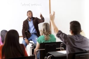 abogado asesorando a docente en oficina