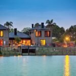 Cómo ser corredor inmobiliario en Argentina y qué requisitos necesito agente-inmobiliario-mostrando-casas-modernas-argentina