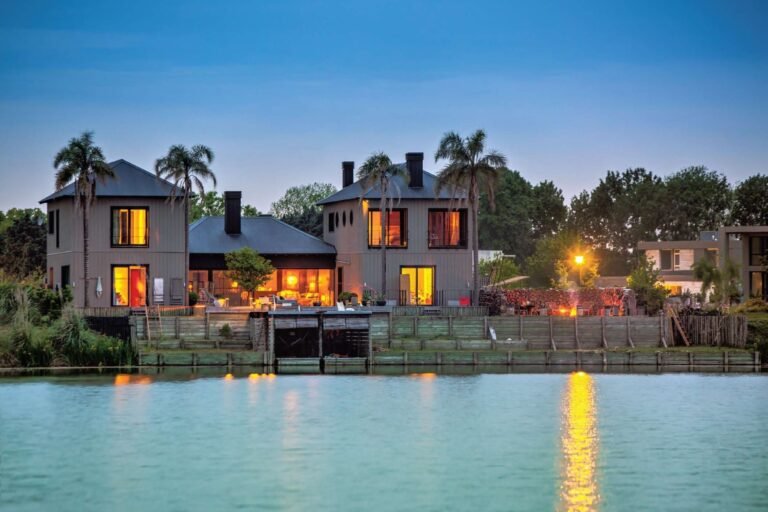 Cómo ser corredor inmobiliario en Argentina y qué requisitos necesito 36 agente inmobiliario mostrando casas modernas argentina