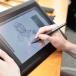 Qué es la Animación y el Arte Digital y Cómo Se Crean artista-digital-dibujando-en-tableta-grafica