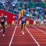 Qué Son Las Olimpiadas Y Por Qué Son Importantes En El Mundo atletas-corriendo-en-pista-olimpica-colorida