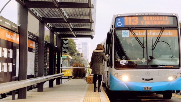 autobus urbano transitando por ciudad rosarina