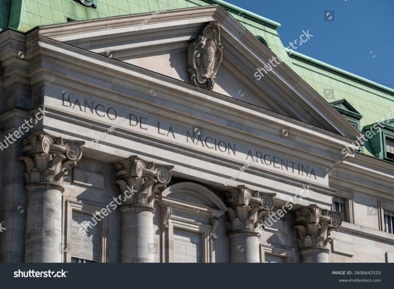 banco nacion fachada con billetes argentinos