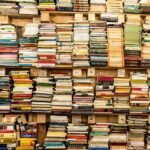 Dónde puedo encontrar la poesía completa de Idea Vilariño biblioteca-antigua-con-libros-de-poesia