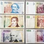 billete-argentino-de-un-peso-sobre-billetes-variados