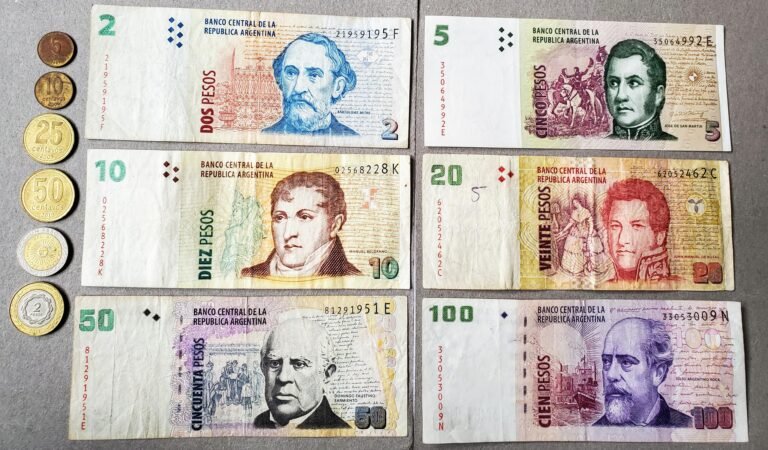 billete argentino de un peso sobre billetes variados
