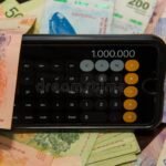 Cómo funciona la tasa del plazo fijo UVA según el BCRA billetes-argentinos-con-calculadora-y-grafico-financiero