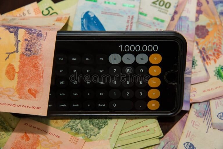 billetes argentinos con calculadora y grafico financiero