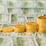 billetes-de-dolar-y-monedas-en-aumento