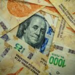 Se espera que el dólar suba o baje en el mercado argentino billetes-de-dolares-y-mapas-de-argentina