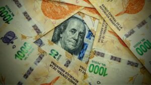 billetes de dolares y mapas de argentina