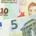 Cuál es el valor actual del cambio euro peso argentino paralelo billetes-de-euro-y-peso-argentino-juntos