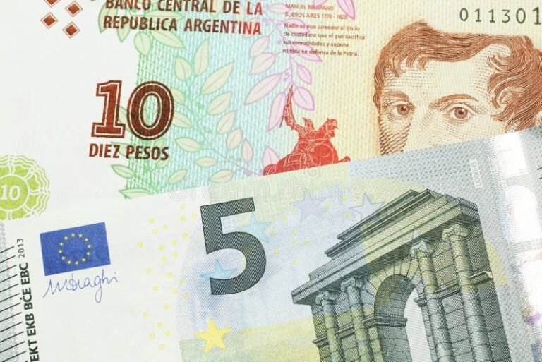 billetes de euro y peso argentino juntos