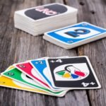 Cómo se juega Uno Reglas básicas e instrucciones fáciles de seguir cartas-de-uno-sobre-mesa-de-juego
