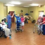 Qué Servicios Ofrece Red Santa Fe y Cómo Acceder a Ellos centro-de-atencion-comunitaria-con-personas-ayudando