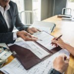 cliente-firmando-contrato-de-prestamo-bancario