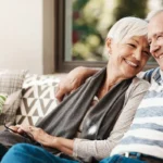 Cuánto Suele Ser El Sueldo Por Cuidar Personas Mayores En Argentina cuidadores-asistiendo-a-personas-mayores-felices