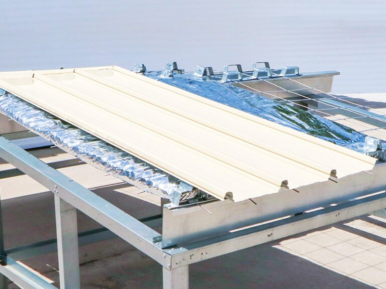 detalle de chapa metalica con aislacion termica