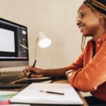 Qué servicios ofrece La Línea Taller Gráfico en diseño y arte disenador-grafico-trabajando-en-computadora-moderna