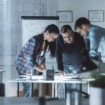 Qué tipos de ingeniería existen y cuál elegir según tu interés diversos-ingenieros-trabajando-en-distintos-proyectos