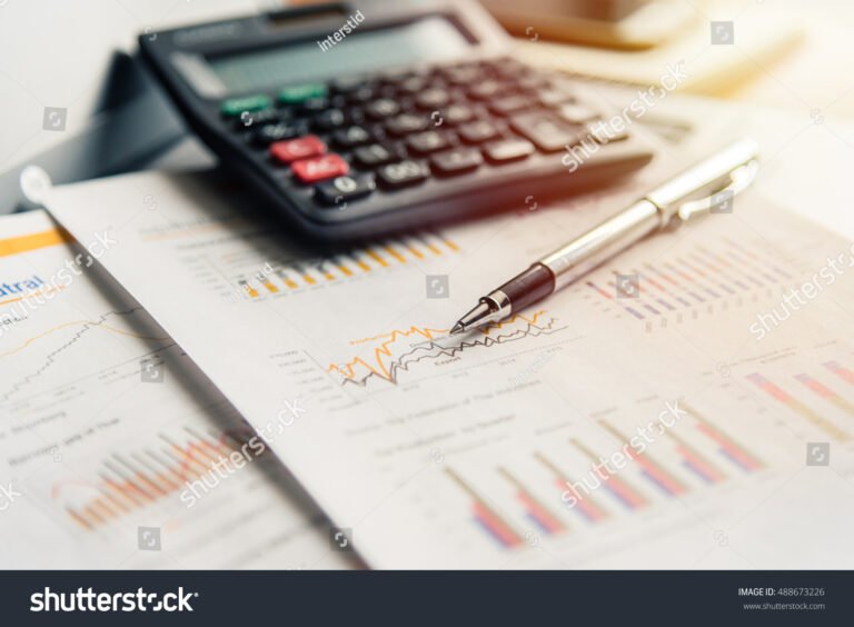 documentos financieros con calculadora y boligrafo