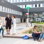 Qué servicios ofrece el Instituto Técnico del Oficio Rivadavia en Rosario edificio-instituto-tecnico-con-estudiantes-exteriores