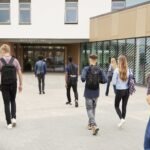 Qué carreras ofrece la Escuela Almirante Brown en Santa Fe edificio-moderno-de-universidad-con-estudiantes-caminando