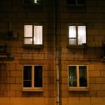Hasta qué hora se puede hacer ruido en un edificio en Argentina edificio-residencial-con-ventanas-iluminadas-de-noche