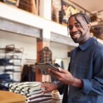 empleado-de-retail-bien-vestido-y-sonriente