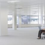 empleado-reflexionando-en-oficina-vacia