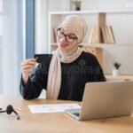 empleado-usando-computadora-para-solicitud-crediticia