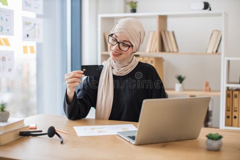 empleado usando computadora para solicitud crediticia