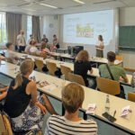 empleados-aprendiendo-en-aula-universitaria-moderna