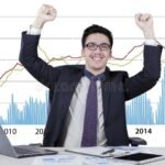 Qué negocio es rentable abrir en Argentina actualmente emprendedor-celebrando-exito-con-graficos-crecimiento