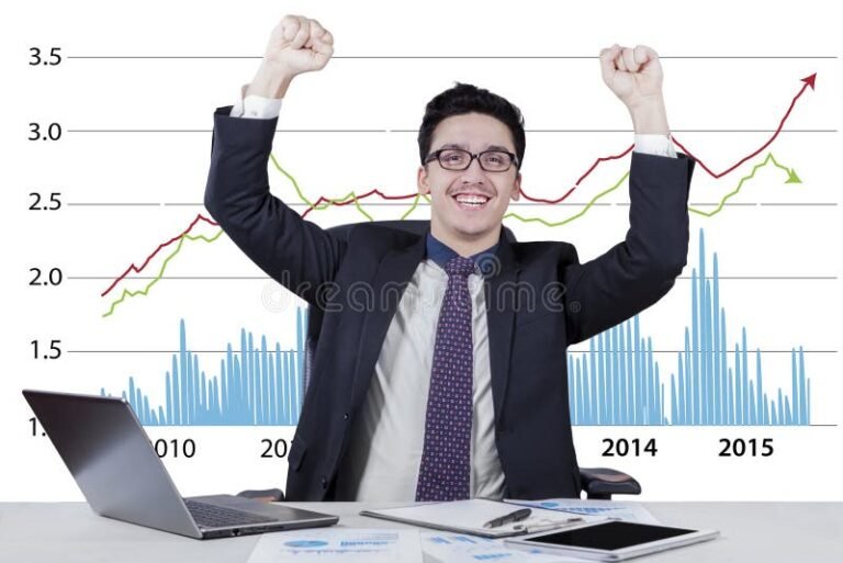 emprendedor celebrando exito con graficos crecimiento
