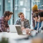 De qué se trata la administración de empresas y cuál es su importancia equipo-colaborando-en-oficina-moderna