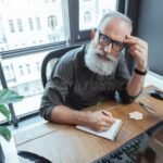 Cómo se hace una tesis según Umberto Eco Guía práctica esencial escritor-concentrado-trabajando-en-escritorio-antiguo