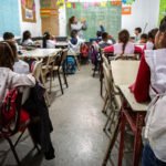 escuela-publica-en-buenos-aires-aula-llenas-de-estudiantes