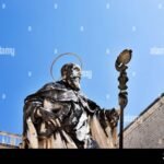 Cuál Es La Poderosa Oración A San Benito Para Protección Espiritual estatua-antigua-de-san-benito-antiguo-monasterio