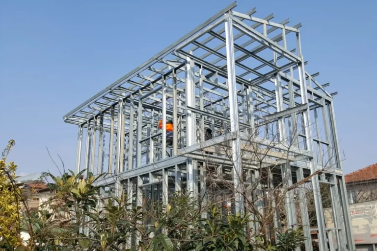 estructura de perfil de acero en construccion