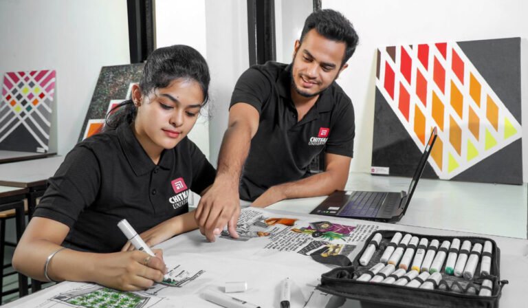 Dónde Estudiar Diseño de Interiores Gratis y A Distancia en Argentina 2 estudiante disenando interiores con computadora portatil