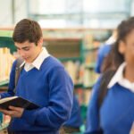 Cómo puedo rendir materias adeudadas del secundario en Argentina estudiante-estudiando-libros-en-biblioteca-secundaria