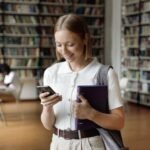 Qué requisitos necesito para estudiar una Licenciatura en Gestión Educativa estudiante-revisando-libros-en-biblioteca-moderna