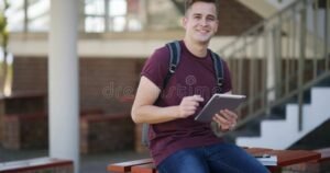 estudiante sonriendo con formulario de beca