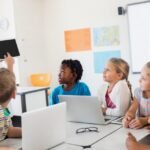 Cuáles son las claves para acceder al aula virtual de la Escuela Normal Río Cuarto estudiante-usando-computadora-en-aula-moderna