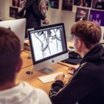 Qué requisitos se necesitan para estudiar diseño gráfico a distancia en la UBA estudiante-usando-computadora-para-diseno-grafico