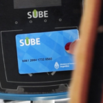 estudiante-utilizando-tarjeta-sube-en-transporte-publico
