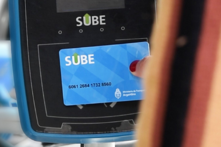 Cómo Acceder al Boleto Educativo Gratuito con la Tarjeta SUBE 19 estudiante utilizando tarjeta sube en transporte publico