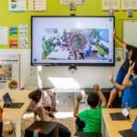 estudiantes-aprendiendo-con-tecnologia-interactiva